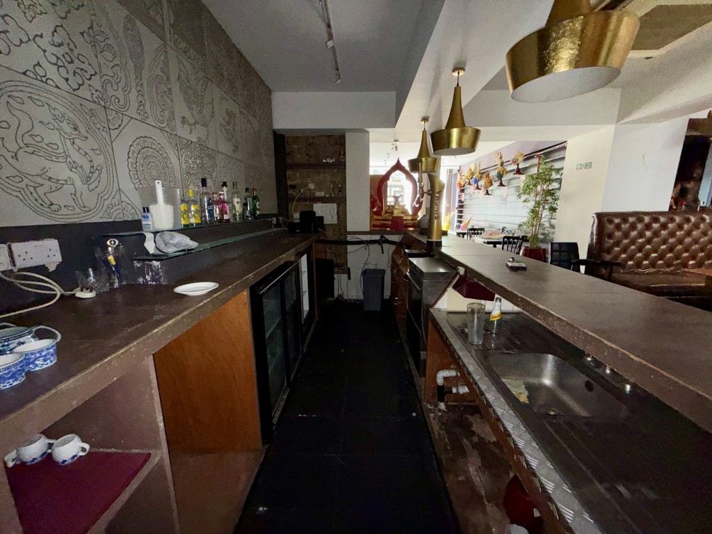 Lot: 24 - VACANT COMMERCIAL UNIT WITH POTENTIAL - Ground floor bar